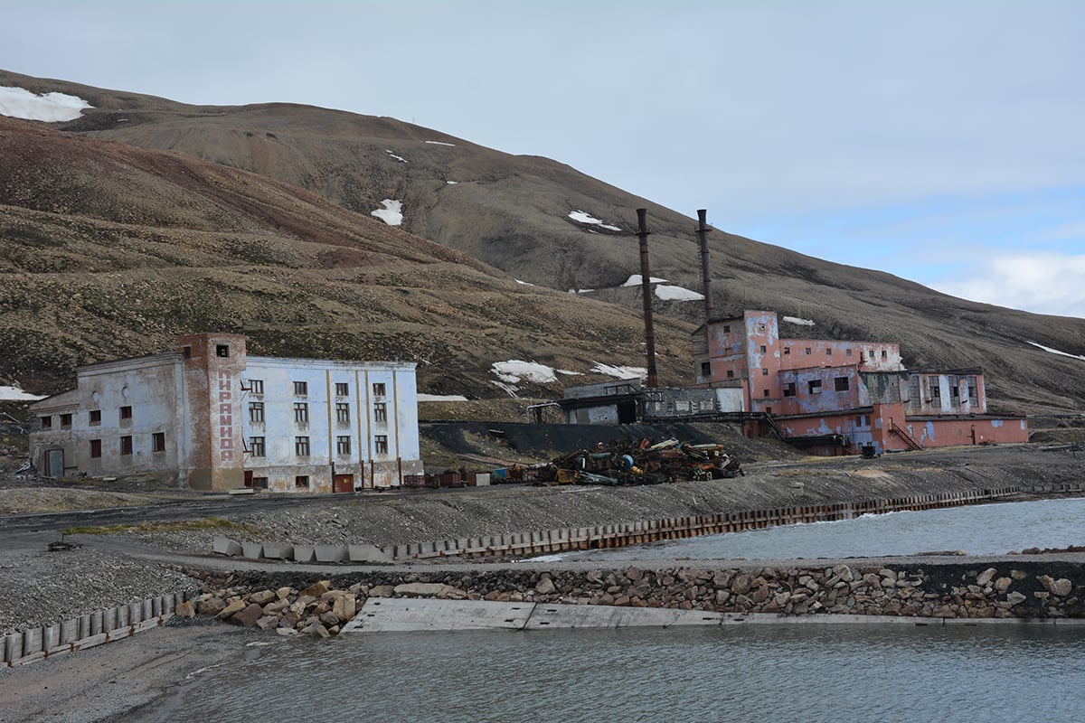 Haunting Pyramiden is home to monuments to Soviet heroes and political figures for you to see and explore on your Svalbard expedition. Photo: Hans Lagerweij