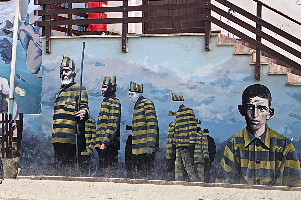 A building mural on San Martin street in Ushuaia depicts a haunting tale of the town’s prison history. Explore Ushuaia on foot for a deeper appreciation of its unique culture.